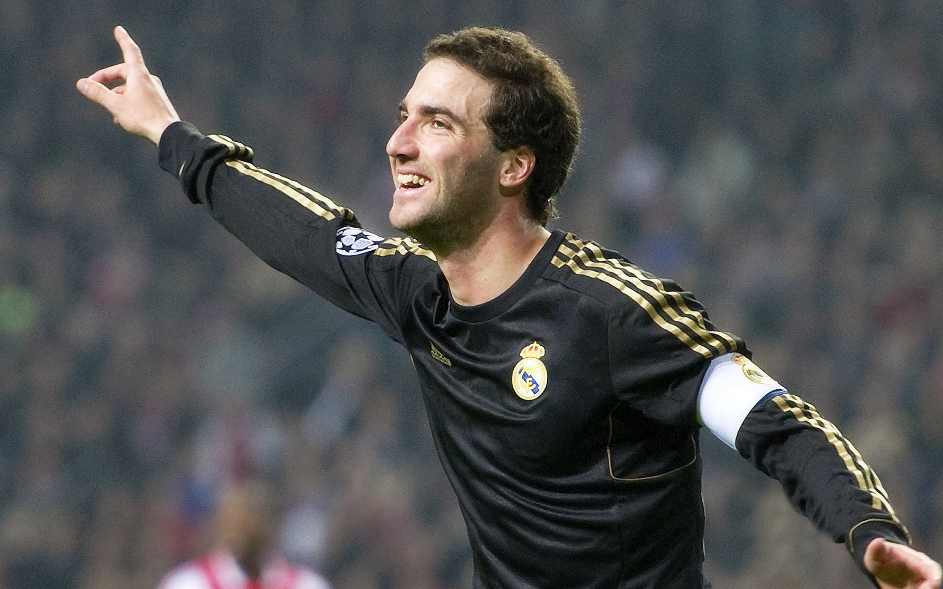 外援闪耀全场，球队运转如一个大机器，外援足球